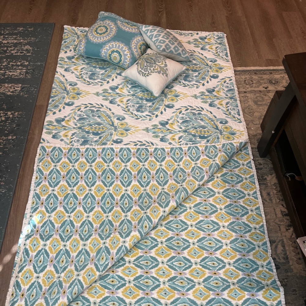 Beautiful reversible QueenSize Quilt with 2 Shams and 3 accent pillows.